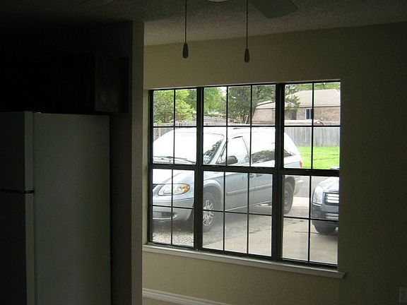 4th image of 809 W Avenue D