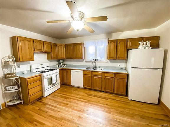 4th image of 3882 Clinton St