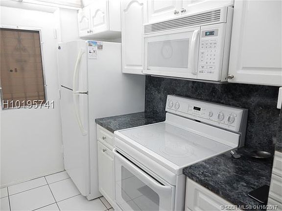 4th image of 17090 NE 14th Ave APT 215