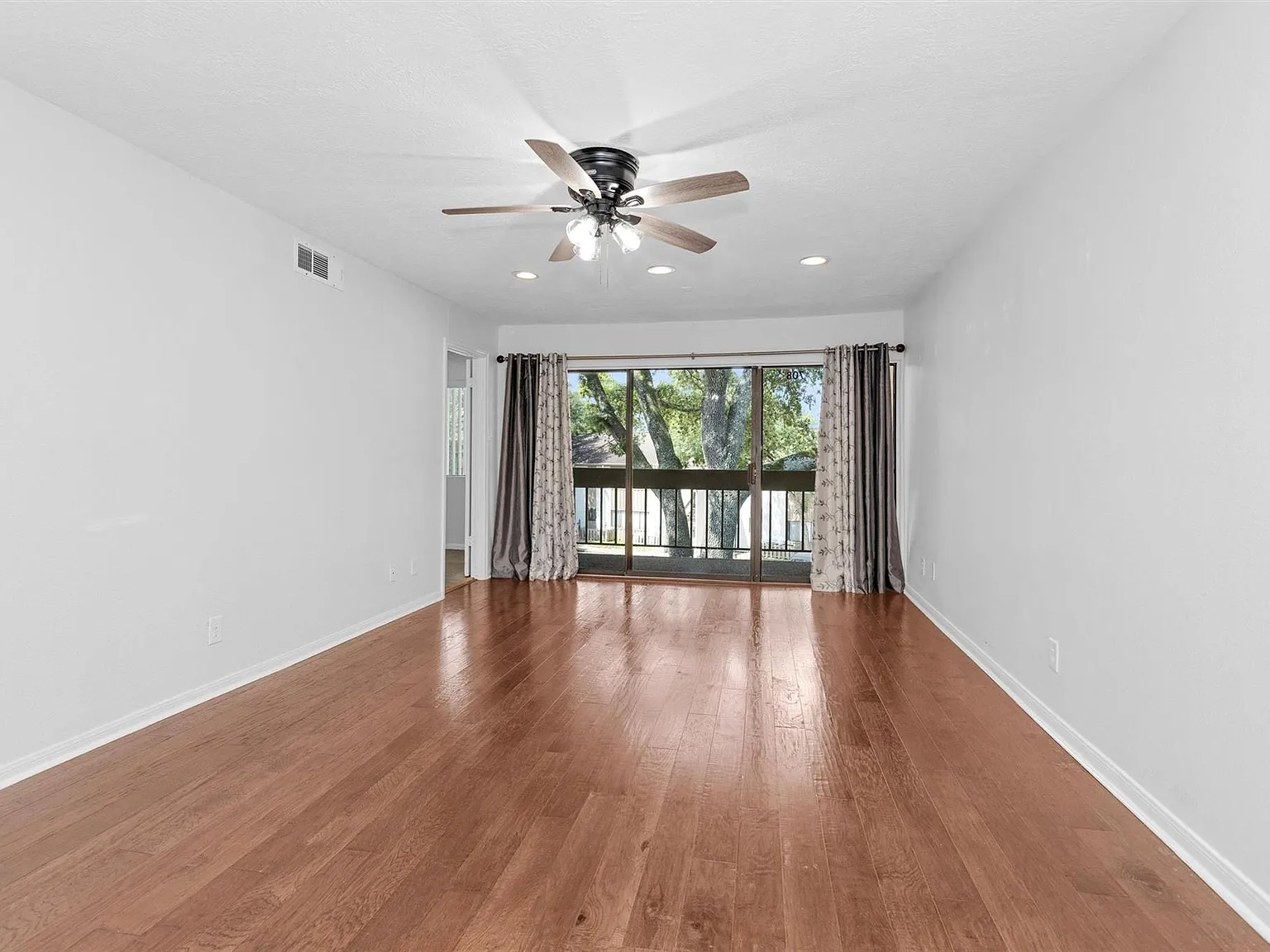 2 bed, 2.0 bath, 964 sqft, $1,400 — Photo 2