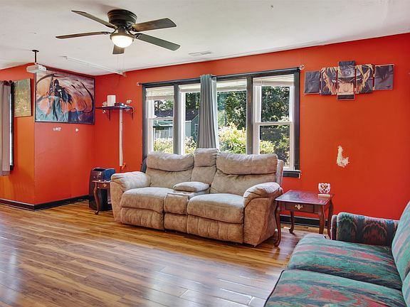 4th image of 303 Elder St