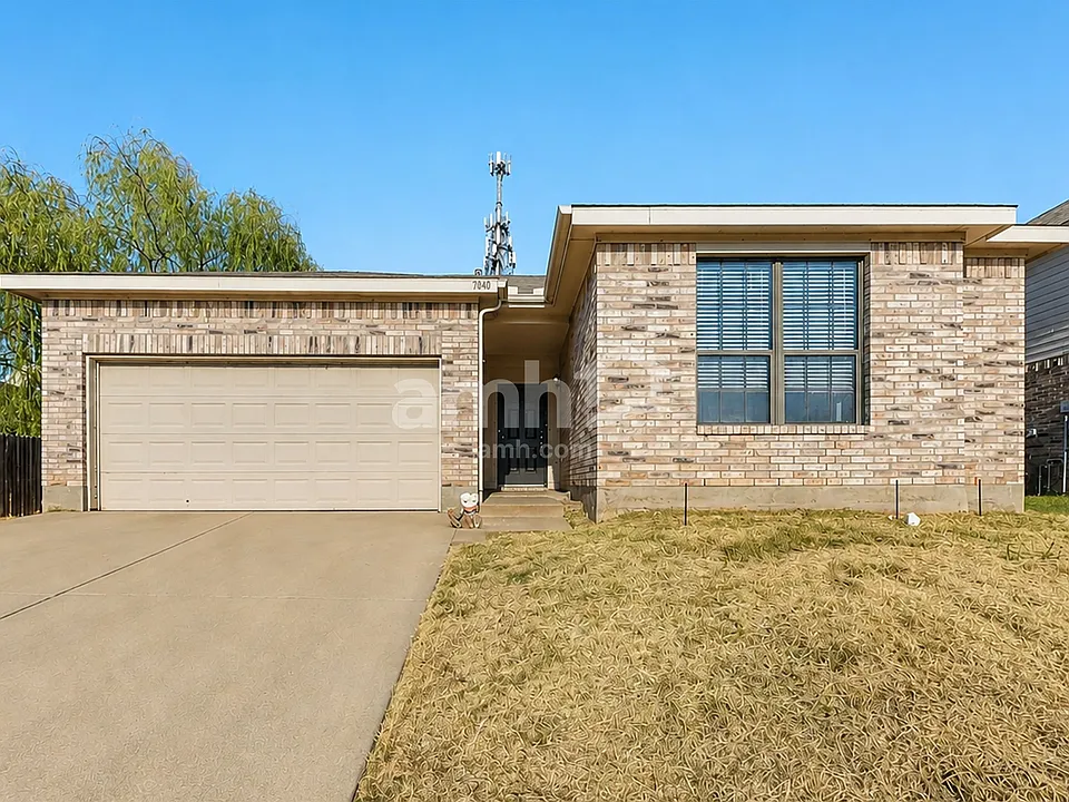 7040 Lindentree Ln