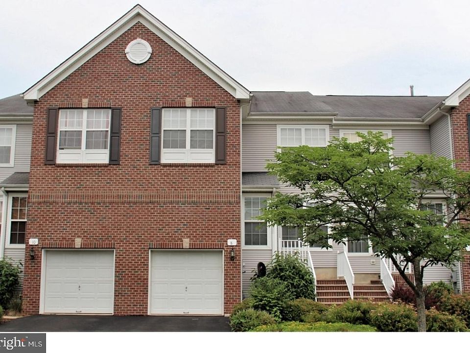 1st image of 8 Stafford Dr
