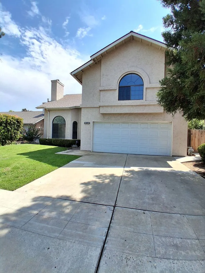 2-Storey Home Featuring 3 bedrooms and 2.5 bathrooms in Clovis, CA! — Photo 4