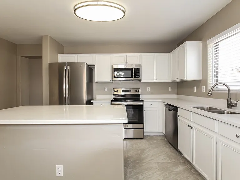 1715 W Saint Catherine Ave — Photo 5