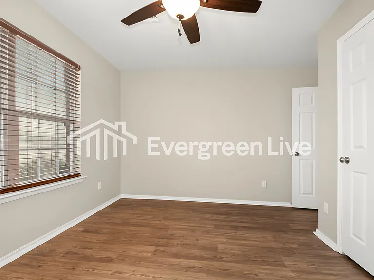 451 NE 19th Pl — Photo 7