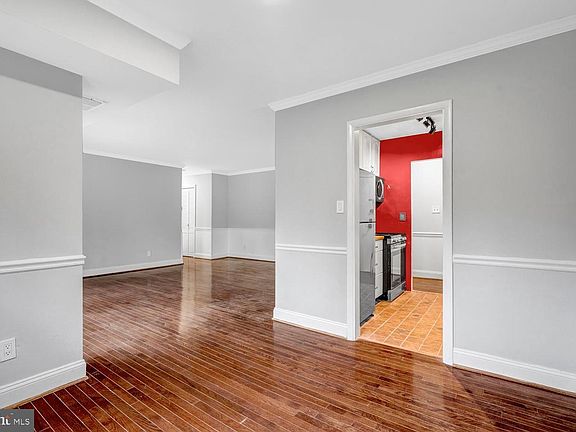 5th image of 3961 Lyndhurst Dr APT 303
