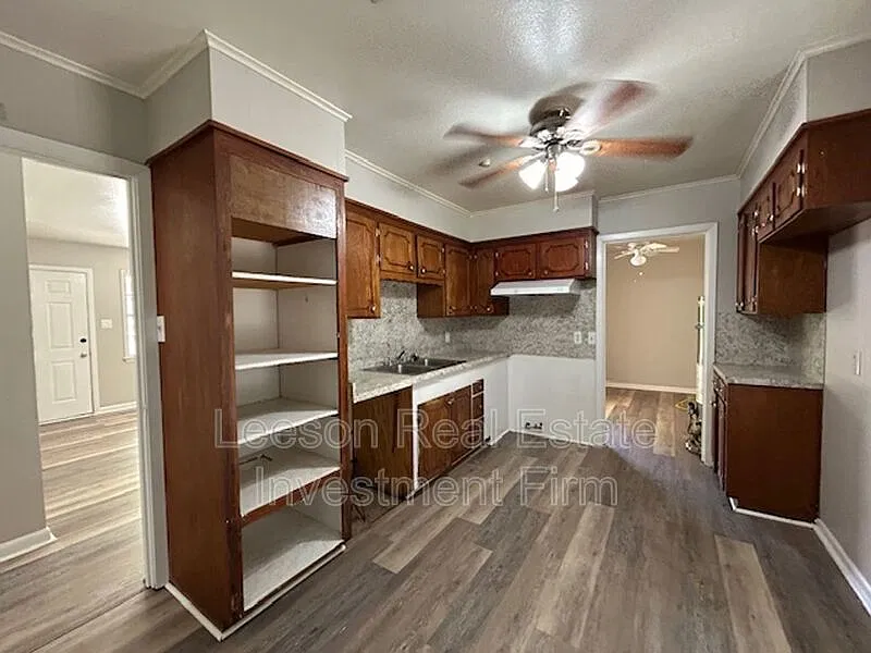 3 bed, 1.0 bath, 1050 sqft, $1,250 — Photo 4