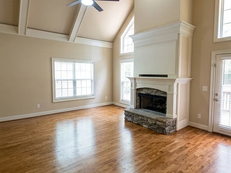 606 Lakeshore Ct — Photo 4