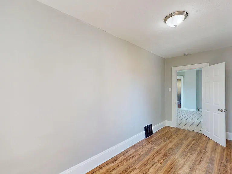3149 W 32nd St — Photo 14