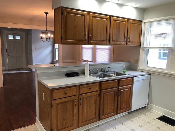 5th image of 855 W Pine St