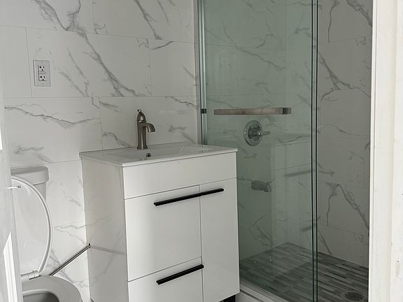 5th image of 190 Burbank Ave #3