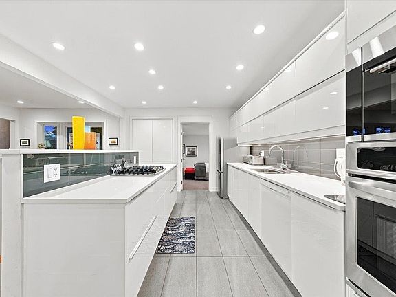 2nd image of 1095 Keith Rd W