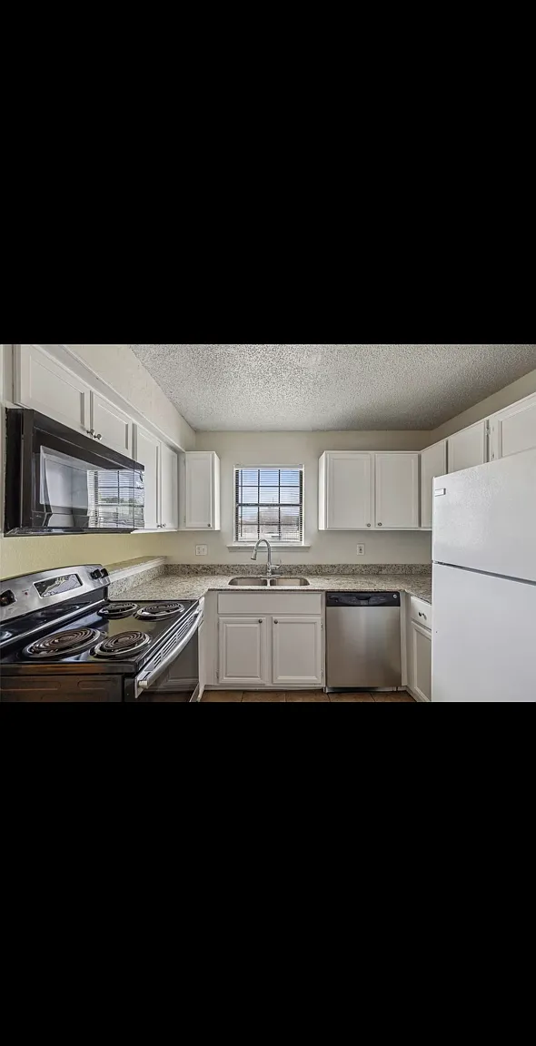 2 bed, 1.5 bath, 780 sqft, $1,400 — Photo 2