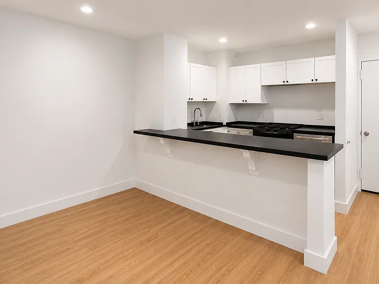 213 E 37th St #4K — Photo 4