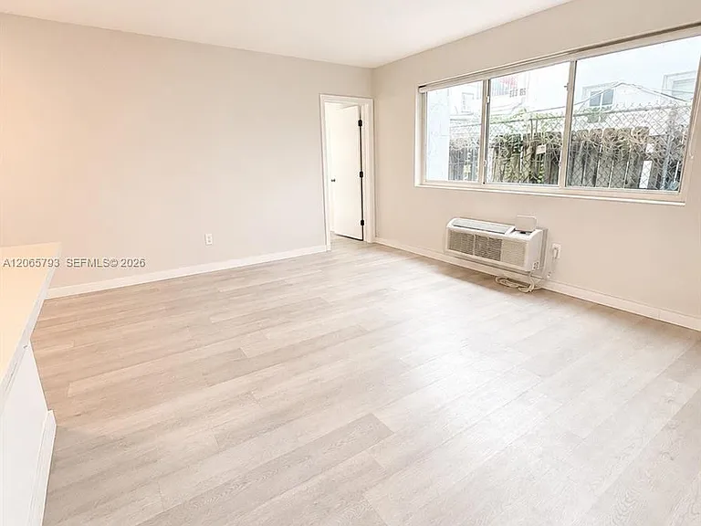 1535 Michigan Ave #6 — Photo 3