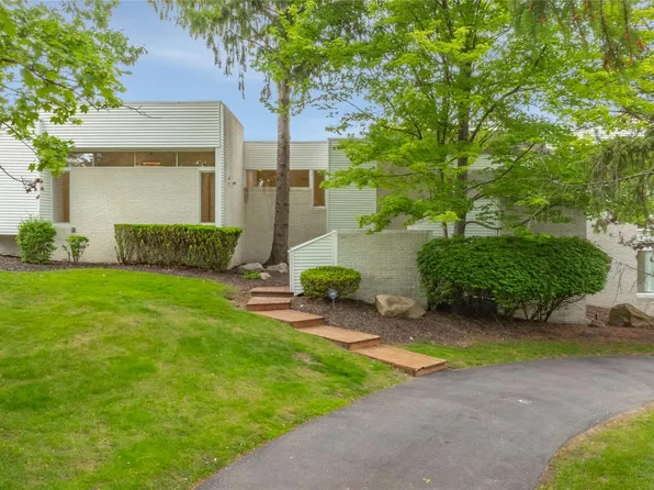 1752 Alexander Dr, Bloomfield Hills, MI 48302