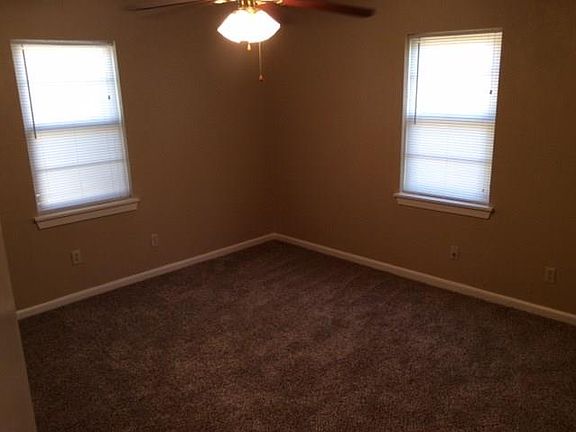 5th image of 941 S Crockett Dr
