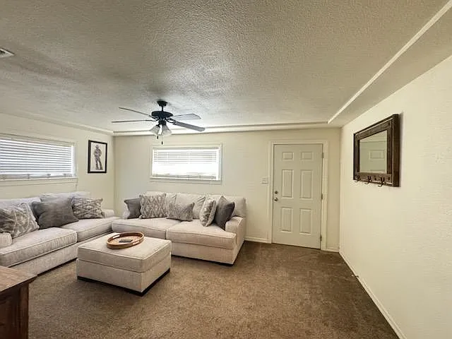 3 bed, 1200 sqft, $1,450 — Photo 2