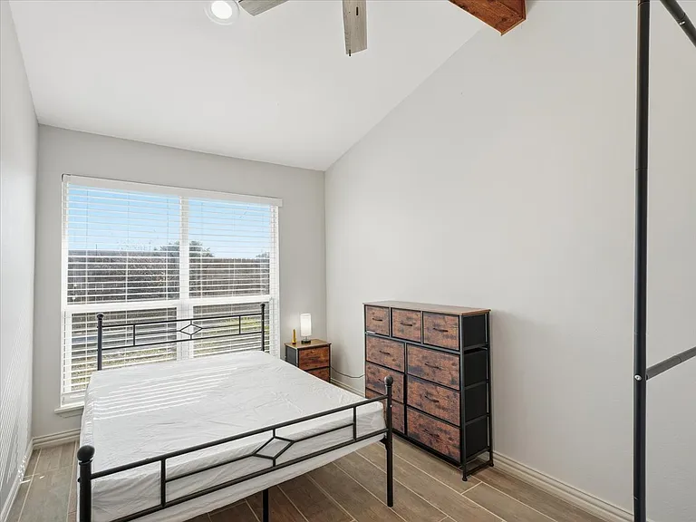 Lakeshore Dr — Photo 5