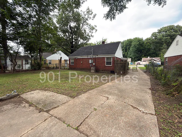 981 Chatwood St — Photo 4