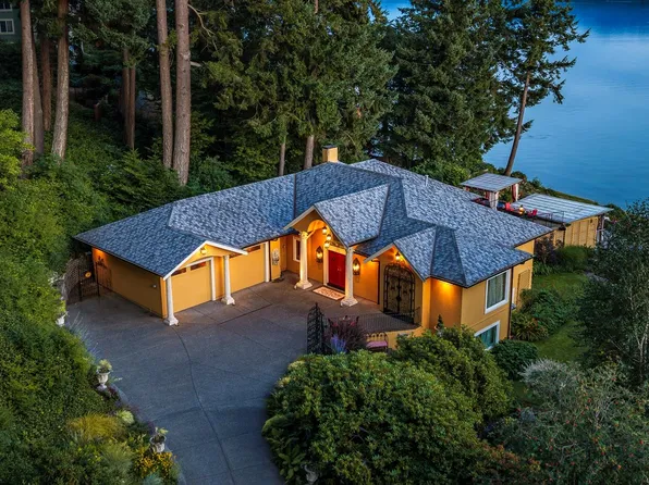 2299 Comox Ave, Comox, BC V9M 1X6