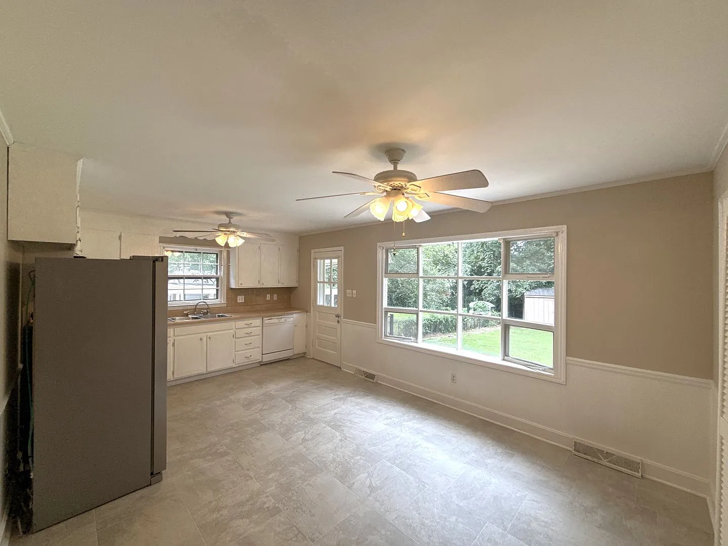 Charming Brick Ranch Home In Cambridge Park Community — Photo 4