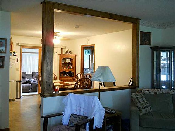3rd image of 19 Meadow Lane Dr
