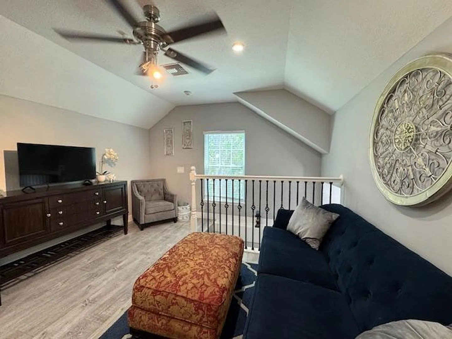 1 Bedroom Renovated Garage Apartment — Photo 3