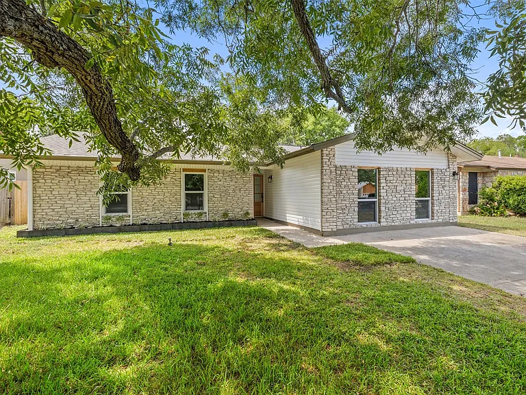1111 Spearson Ln — Photo 2