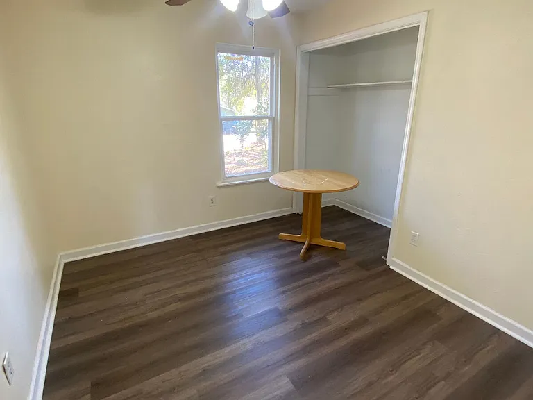 1064 Longstreet Dr — Photo 2
