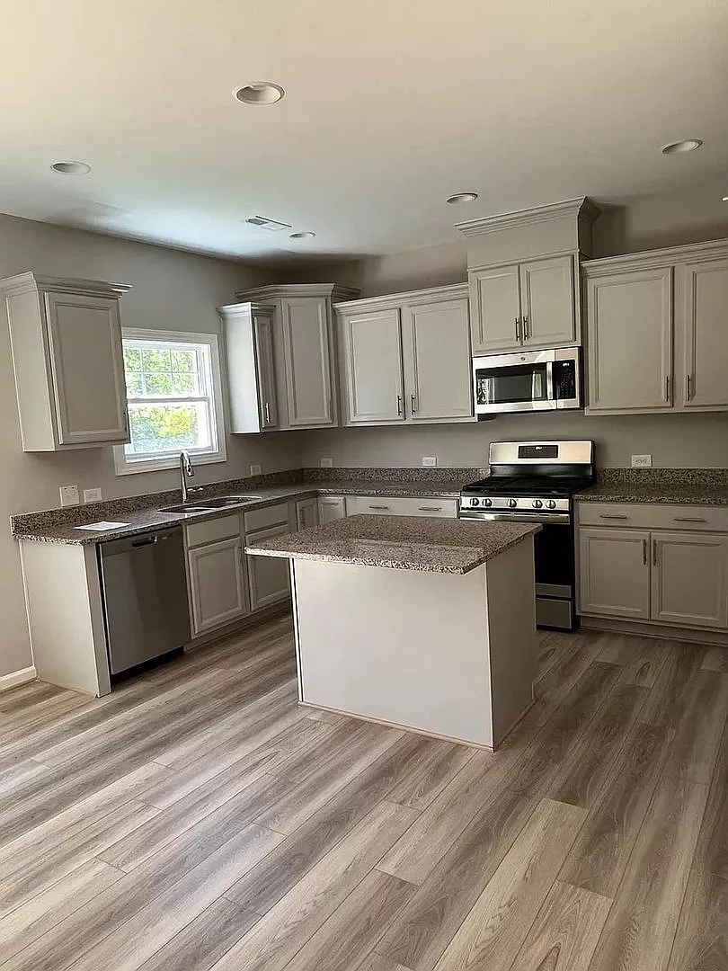 Room in 5 Bedroom Home at Tawny View Ln — Photo 3
