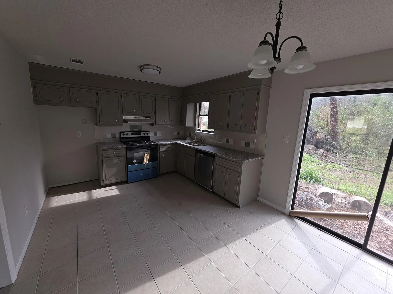 3 bed, 2.0 bath, 1350 sqft, $1,595 — Photo 4