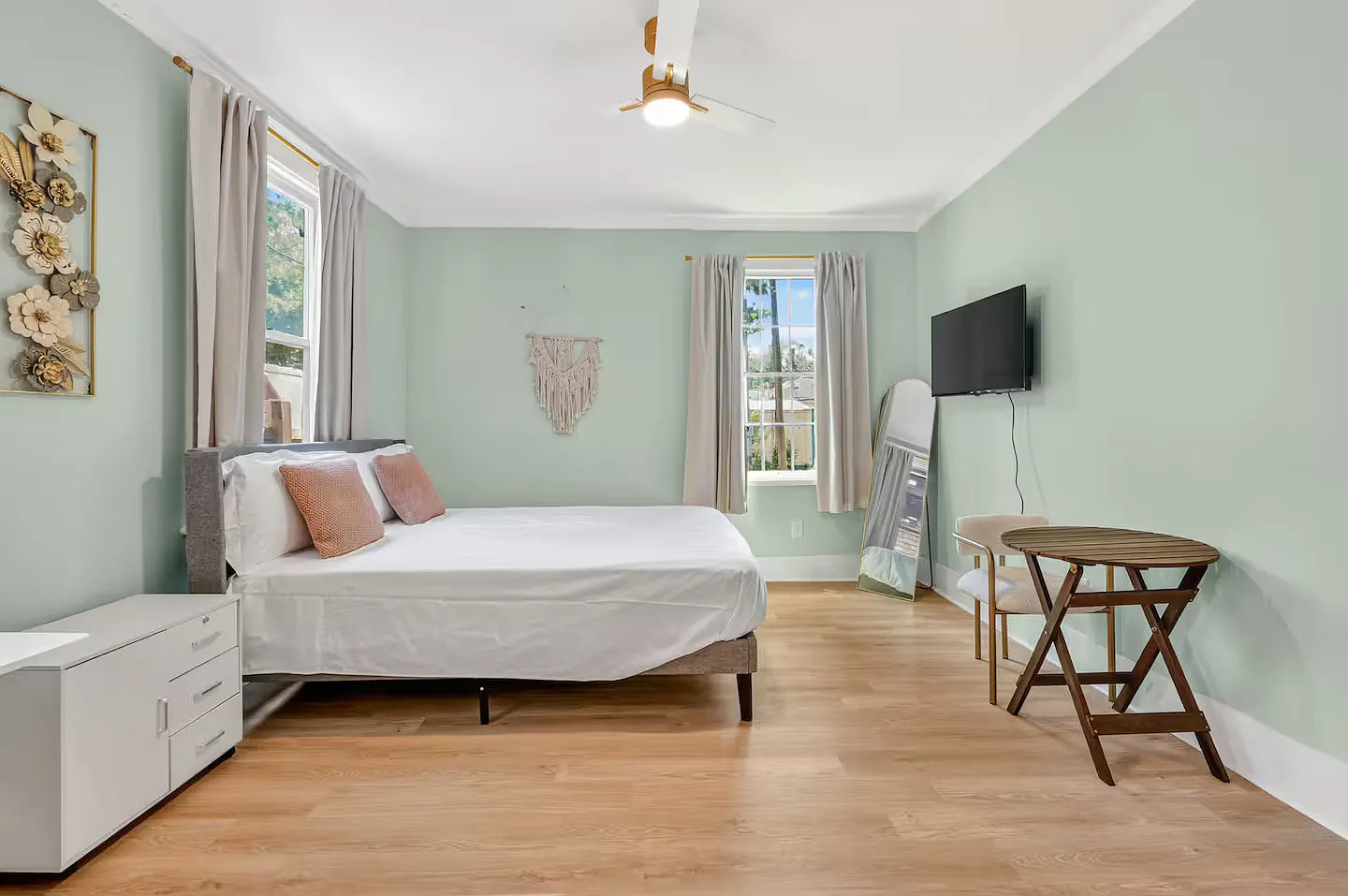 1 bed, $1,300 — Photo 2