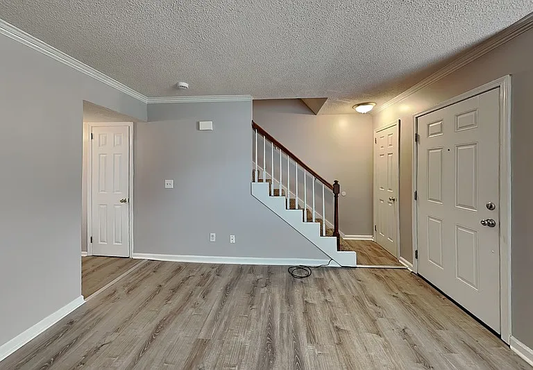 2468 Hampstead Dr — Photo 4