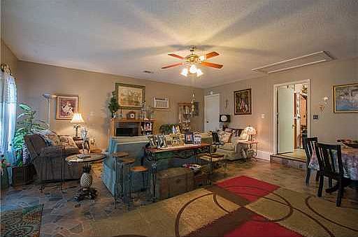 4th image of 15252 Barbara Dr