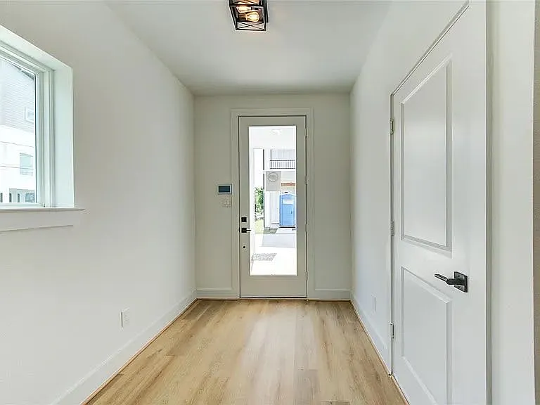 3 bed, 3.5 bath, 2151 sqft, $2,799 — Photo 2