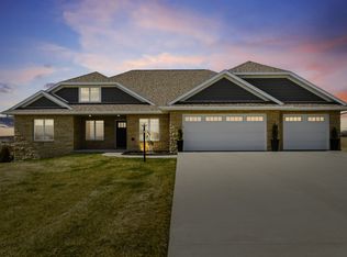 2129 Tuscany Ridge Dr, Asbury, IA 52002