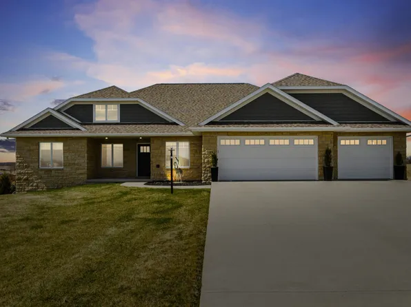 2129 Tuscany Ridge Dr, Asbury, IA 52002