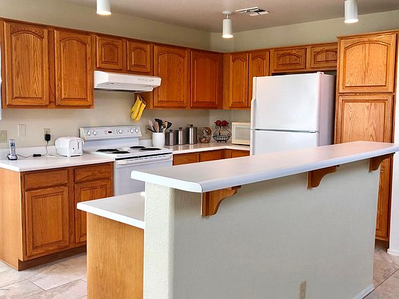 Kitchen with Island & Breakfast Bar