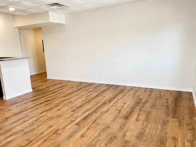 500 Red Table Apartments — Photo 41