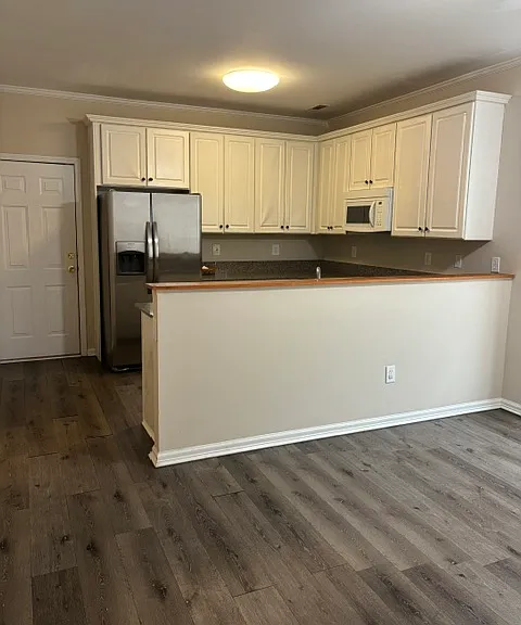 Kitchen, breakfast area with included appliances