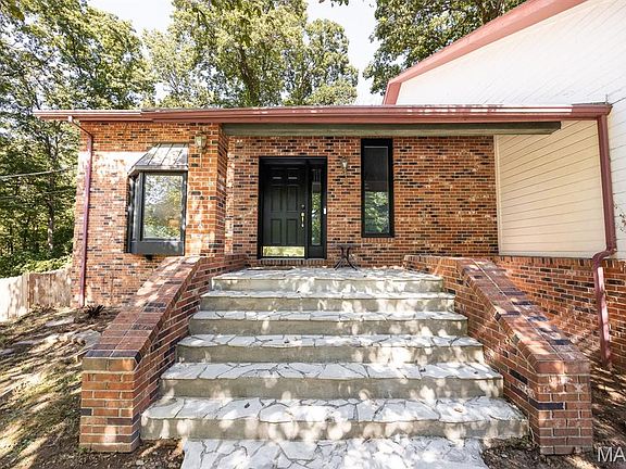 3rd image of 32 Windsor Dr