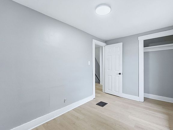5th image of 922 Pape Ave #924