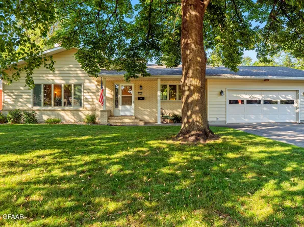 3116 Olson Dr, Grand Forks, ND 58201