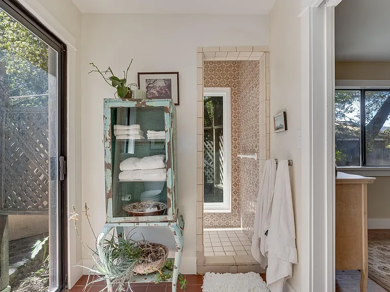 1398 Community Dr — Photo 38