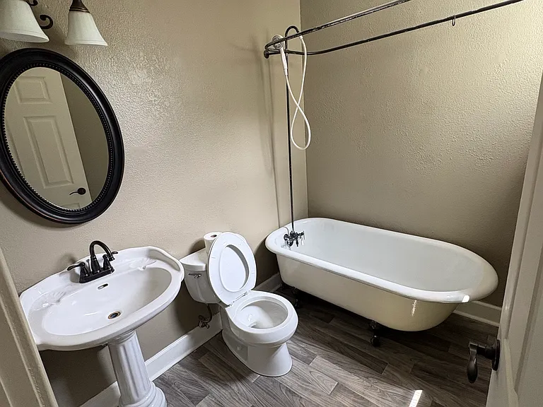 1105 E Platte Ave — Photo 3