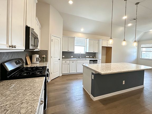 5th image of 900 Slate Ln