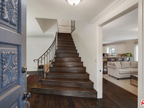 2nd image of 852 20th St Unit 1