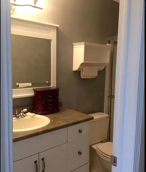 Second, en-suite, bath